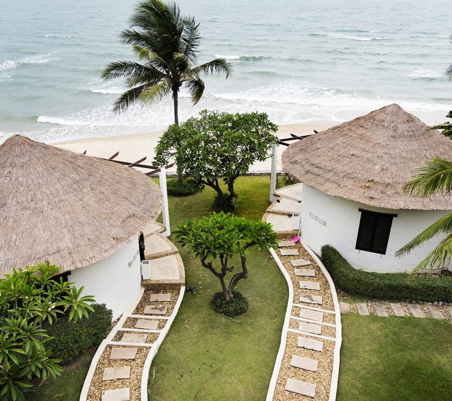 bungalows-at-a-luxury-resort-47YMEF6.jpg